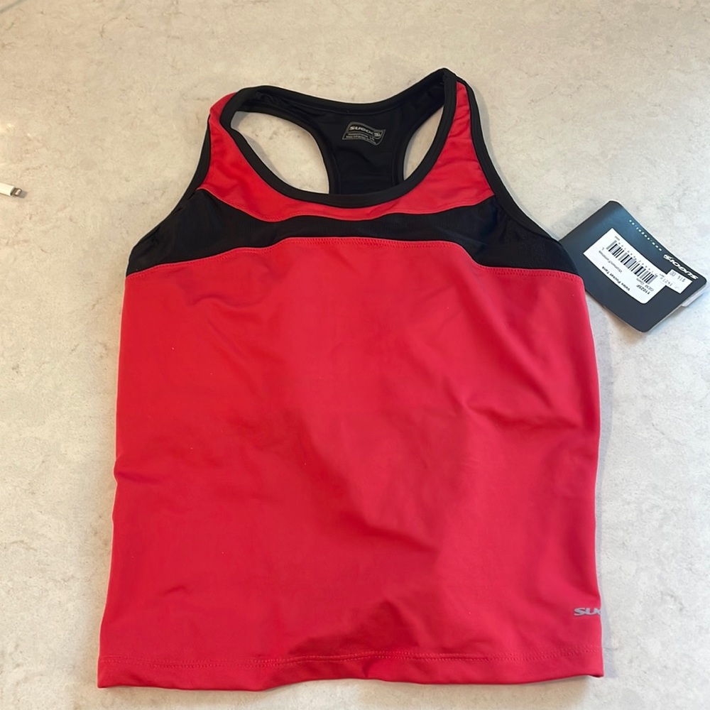 Sports tank with shelf bra